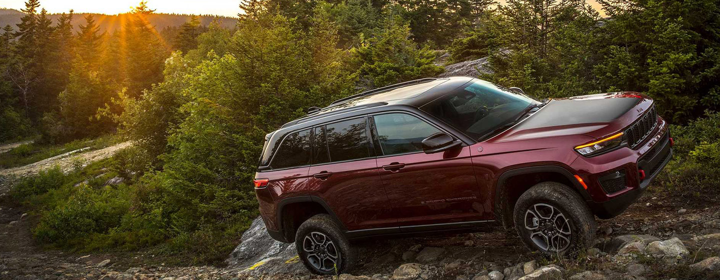 2022 Jeep Grand Cherokee delivers a blend of stylishness and power